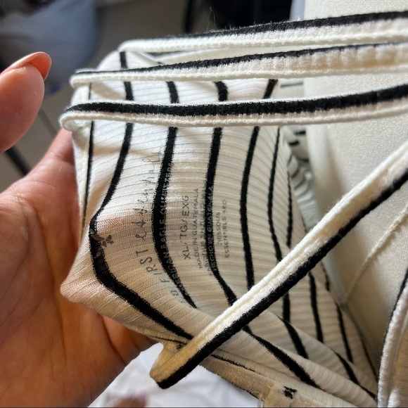 American Eagle Black and White Tank Top - Picture 4 of 4